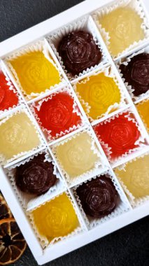Jöleli şeker ya da koyu beton arka planda farklı aromalı ev yapımı marmelat.