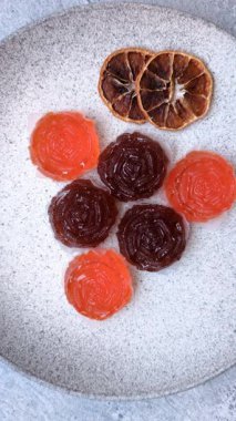 Jöleli şeker ya da koyu beton arka planda farklı aromalı ev yapımı marmelat.