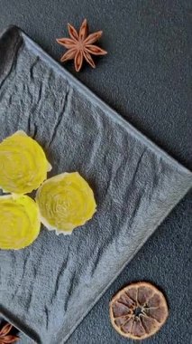 Jöleli şeker ya da koyu beton arka planda farklı aromalı ev yapımı marmelat.