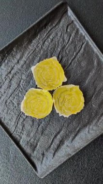 Jöleli şeker ya da koyu beton arka planda farklı aromalı ev yapımı marmelat.