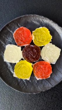 Jöleli şeker ya da koyu beton arka planda farklı aromalı ev yapımı marmelat.