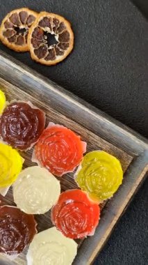 Jöleli şeker ya da koyu beton arka planda farklı aromalı ev yapımı marmelat.