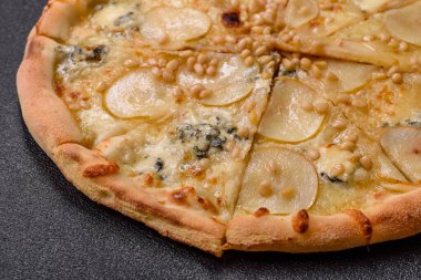 Armut, gorgonzola peyniri ve fındıklı, koyu beton zemin üzerinde lezzetli tatlı pizza.