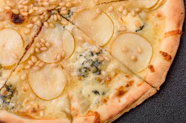 Armut, gorgonzola peyniri ve fındıklı, koyu beton zemin üzerinde lezzetli tatlı pizza.