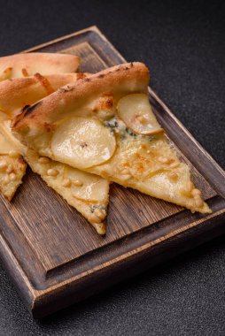 Armut, gorgonzola peyniri ve fındıklı, koyu beton zemin üzerinde lezzetli tatlı pizza.
