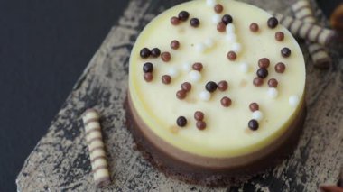 Tatlı yuvarlak turta. Koyu beton arka planda üç çikolata.