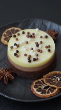 Tatlı yuvarlak turta. Koyu beton arka planda üç çikolata.