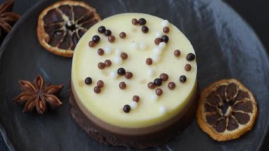 Tatlı yuvarlak turta. Koyu beton arka planda üç çikolata.