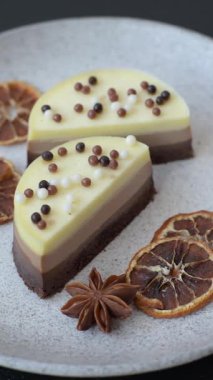 Tatlı yuvarlak turta. Koyu beton arka planda üç çikolata.