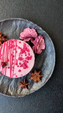 Koyu beton arka planda ahududu ya da çilekli tatlı yuvarlak tart peynirli kek.