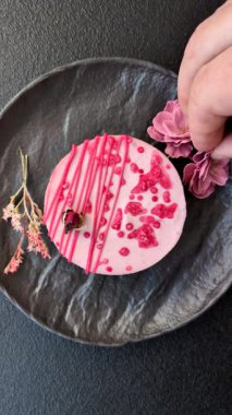 Koyu beton arka planda ahududu ya da çilekli tatlı yuvarlak tart peynirli kek.