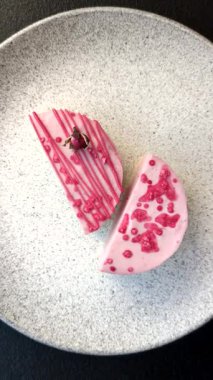 Koyu beton arka planda ahududu ya da çilekli tatlı yuvarlak tart peynirli kek.