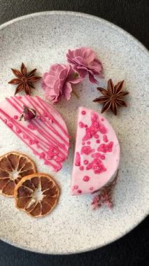 Koyu beton arka planda ahududu ya da çilekli tatlı yuvarlak tart peynirli kek.