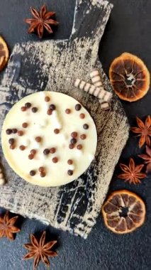 Tatlı yuvarlak turta. Koyu beton arka planda üç çikolata.