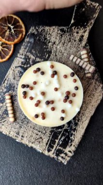 Tatlı yuvarlak turta. Koyu beton arka planda üç çikolata.