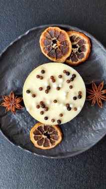 Tatlı yuvarlak turta. Koyu beton arka planda üç çikolata.