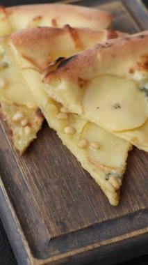 Armut, gorgonzola peyniri ve fındıklı, koyu beton zemin üzerinde lezzetli tatlı pizza.