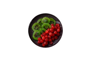 Kurutulmuş yeşil kivi veya beyaz arka planda şekerli meyve.