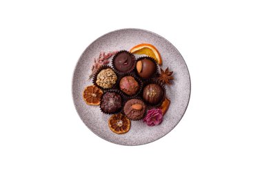 Beyaz arka planda farklı dolgu maddeleri ve serpiştirilmiş ev yapımı çikolatalar.