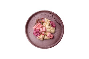 Çok renkli çikolatalar pembe, beyaz, kahverengi ve beyaz arka plan