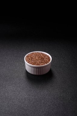 Bir kasede keten tohumu, vejetaryen ya da vejetaryen yemeği yapmak için bir malzeme. Lezzetli ve sağlıklı yemekler.