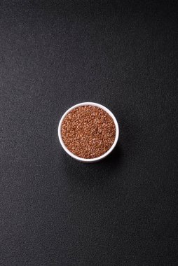 Bir kasede keten tohumu, vejetaryen ya da vejetaryen yemeği yapmak için bir malzeme. Lezzetli ve sağlıklı yemekler.