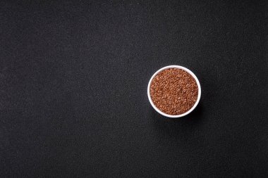 Bir kasede keten tohumu, vejetaryen ya da vejetaryen yemeği yapmak için bir malzeme. Lezzetli ve sağlıklı yemekler.