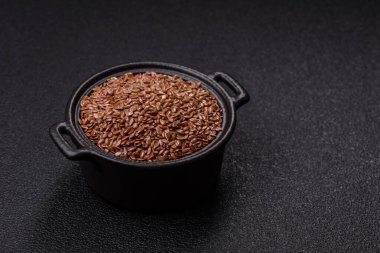 Bir kasede keten tohumu, vejetaryen ya da vejetaryen yemeği yapmak için bir malzeme. Lezzetli ve sağlıklı yemekler.