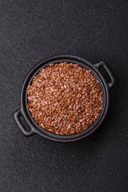 Bir kasede keten tohumu, vejetaryen ya da vejetaryen yemeği yapmak için bir malzeme. Lezzetli ve sağlıklı yemekler.