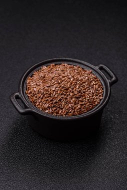 Bir kasede keten tohumu, vejetaryen ya da vejetaryen yemeği yapmak için bir malzeme. Lezzetli ve sağlıklı yemekler.