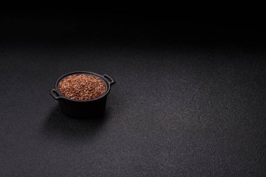 Bir kasede keten tohumu, vejetaryen ya da vejetaryen yemeği yapmak için bir malzeme. Lezzetli ve sağlıklı yemekler.