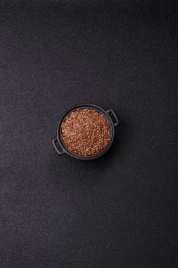 Bir kasede keten tohumu, vejetaryen ya da vejetaryen yemeği yapmak için bir malzeme. Lezzetli ve sağlıklı yemekler.