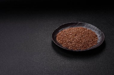 Bir kasede keten tohumu, vejetaryen ya da vejetaryen yemeği yapmak için bir malzeme. Lezzetli ve sağlıklı yemekler.