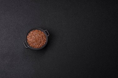 Bir kasede keten tohumu, vejetaryen ya da vejetaryen yemeği yapmak için bir malzeme. Lezzetli ve sağlıklı yemekler.