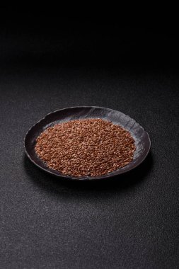 Bir kasede keten tohumu, vejetaryen ya da vejetaryen yemeği yapmak için bir malzeme. Lezzetli ve sağlıklı yemekler.