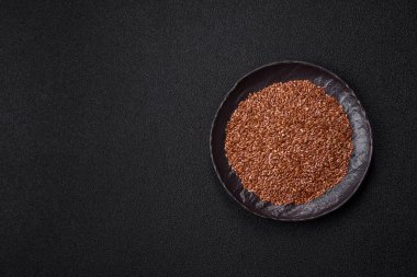 Bir kasede keten tohumu, vejetaryen ya da vejetaryen yemeği yapmak için bir malzeme. Lezzetli ve sağlıklı yemekler.