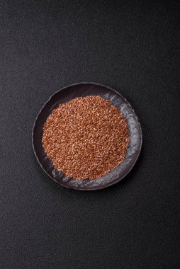 Bir kasede keten tohumu, vejetaryen ya da vejetaryen yemeği yapmak için bir malzeme. Lezzetli ve sağlıklı yemekler.