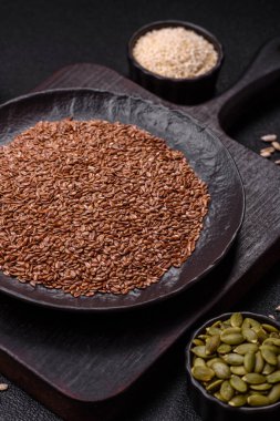 Bir kasede keten tohumu, vejetaryen ya da vejetaryen yemeği yapmak için bir malzeme. Lezzetli ve sağlıklı yemekler.