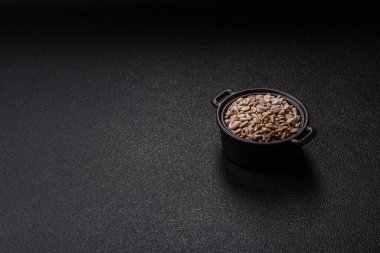 Bir kasede soyulmuş ayçekirdeği, vejetaryen ya da vejetaryen yemeği yapmak için bir malzeme. Lezzetli ve sağlıklı yemekler.