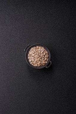 Bir kasede soyulmuş ayçekirdeği, vejetaryen ya da vejetaryen yemeği yapmak için bir malzeme. Lezzetli ve sağlıklı yemekler.