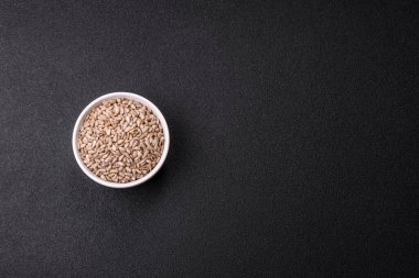 Bir kasede soyulmuş ayçekirdeği, vejetaryen ya da vejetaryen yemeği yapmak için bir malzeme. Lezzetli ve sağlıklı yemekler.