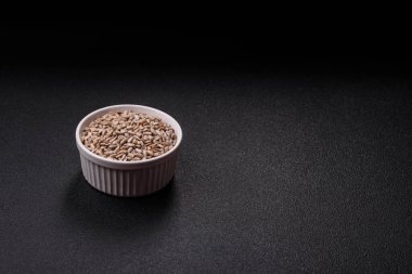 Bir kasede soyulmuş ayçekirdeği, vejetaryen ya da vejetaryen yemeği yapmak için bir malzeme. Lezzetli ve sağlıklı yemekler.