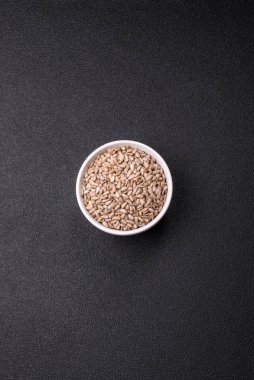 Bir kasede soyulmuş ayçekirdeği, vejetaryen ya da vejetaryen yemeği yapmak için bir malzeme. Lezzetli ve sağlıklı yemekler.