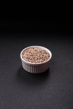 Bir kasede soyulmuş ayçekirdeği, vejetaryen ya da vejetaryen yemeği yapmak için bir malzeme. Lezzetli ve sağlıklı yemekler.