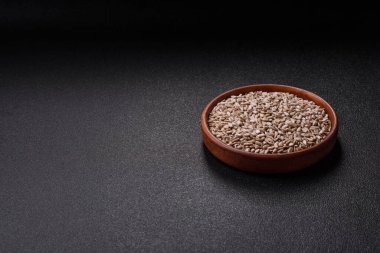 Bir kasede soyulmuş ayçekirdeği, vejetaryen ya da vejetaryen yemeği yapmak için bir malzeme. Lezzetli ve sağlıklı yemekler.