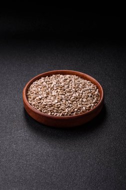 Bir kasede soyulmuş ayçekirdeği, vejetaryen ya da vejetaryen yemeği yapmak için bir malzeme. Lezzetli ve sağlıklı yemekler.