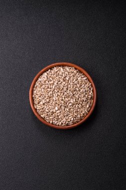 Bir kasede soyulmuş ayçekirdeği, vejetaryen ya da vejetaryen yemeği yapmak için bir malzeme. Lezzetli ve sağlıklı yemekler.