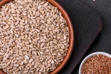 Bir kasede soyulmuş ayçekirdeği, vejetaryen ya da vejetaryen yemeği yapmak için bir malzeme. Lezzetli ve sağlıklı yemekler.