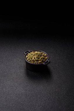 Bir kasede kabak çekirdeği kabuğu kabuğu soymak, vejetaryen ya da vejetaryen yemeği yapmak için bir malzeme. Lezzetli ve sağlıklı yemekler.