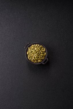 Bir kasede kabak çekirdeği kabuğu kabuğu soymak, vejetaryen ya da vejetaryen yemeği yapmak için bir malzeme. Lezzetli ve sağlıklı yemekler.